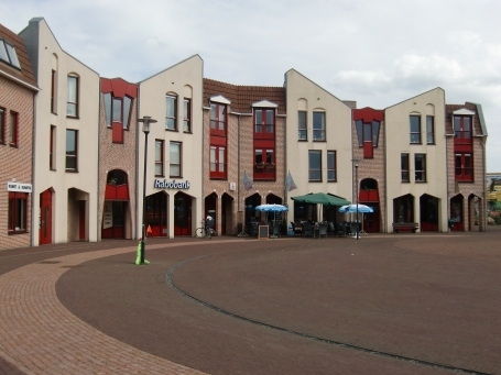 Zeddam : Gerrit Varwijkplein, moderne Fassadenarchitektur im Dorfzentrum von Zeddam